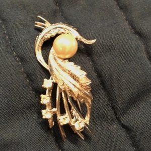 Silver colored pin with pearl and rhinestones
